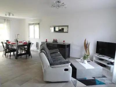 Télévision ou salle de divertissement dans l'établissement House in Basse-Normandie near Mont St Michel