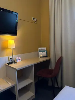 Télévision ou salle de divertissement dans l'établissement Hôtel de Caen