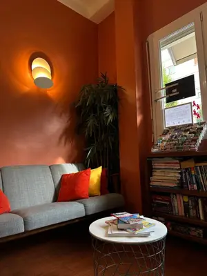Coin salon dans l'établissement Hôtel de Caen