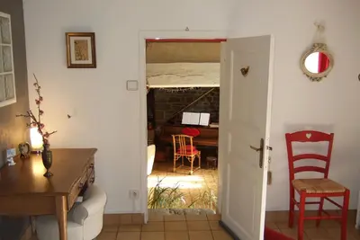 Coin salon dans l'établissement Maison d'hôtes l'Angevinière, chambre des Anges proche Mont-Saint-Michel