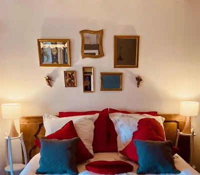 Coin salon dans l'établissement Maison d'hôtes l'Angevinière, chambre des Anges proche Mont-Saint-Michel