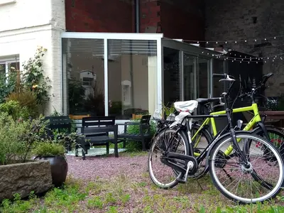 Vélo sur le terrain de l'établissement Les Sauges ou dans les environs