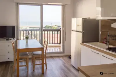 Cuisine ou kitchenette dans l'établissement Studio moderne accès plage, piscine et tennis