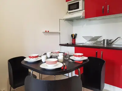 Cuisine ou kitchenette dans l'établissement Appartement 2 pièces rez-de-jardin à 2 pas de la plage et de la thalasso