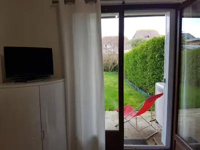 Télévision ou salle de divertissement dans l'établissement Appartement 2 pièces rez-de-jardin à 2 pas de la plage et de la thalasso