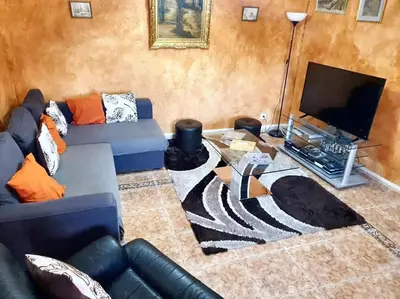 Coin salon dans l'établissement Maison confortable à Ver-sur-Mer avec jardin privé