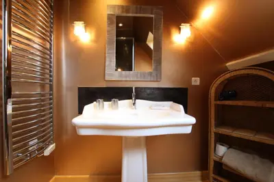 Salle de bains dans l'établissement Le cottage de Savigny