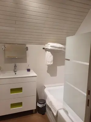 Salle de bains dans l'établissement lesroses1680