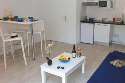 Cuisine ou kitchenette dans l'établissement Apartment in Grandcamp for 4 Person