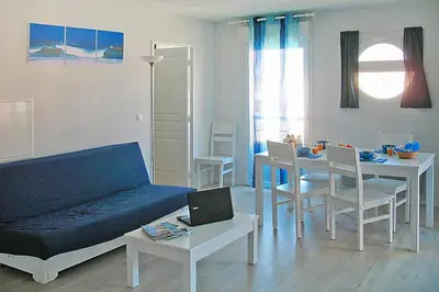 Coin salon dans l'établissement Apartment in Grandcamp for 4 Person