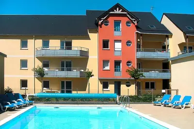 Piscine de l'établissement Les Isles de Sola apartment in Grandcamp ou située à proximité