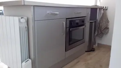 Cuisine ou kitchenette dans l'établissement Bernières-sur-Mer Appartement chaleureux