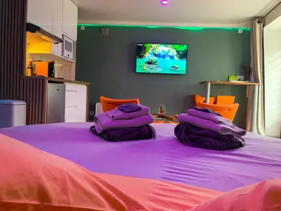 Un ou plusieurs lits dans un hébergement de l'établissement Domaine de la Besnerie Gites avec SPA Privatif à 10 min du Mont St Michel