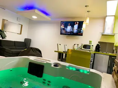 Télévision ou salle de divertissement dans l'établissement Domaine de la Besnerie Gites avec SPA Privatif à 10 min du Mont St Michel