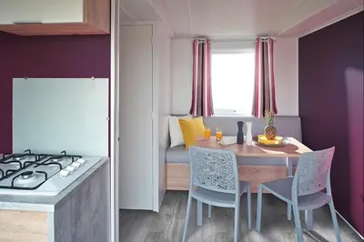Cuisine ou kitchenette dans l'établissement Camping le Clos de Balleroy