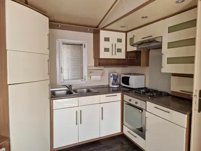 Cuisine ou kitchenette dans l'établissement Camping le Clos de Balleroy