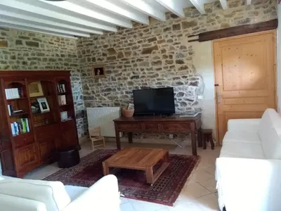 Télévision ou salle de divertissement dans l'établissement Domaine du Haul - Gîte Le Pressoir