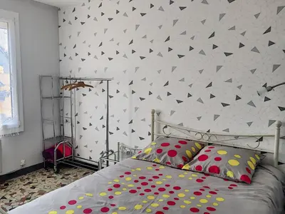 Un ou plusieurs lits dans un hébergement de l'établissement Maison de plain-pied avec terrasse, centre ville, à 150m de la plage - FR-1-361-334