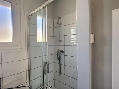 Salle de bains dans l'établissement Maison de plain-pied avec terrasse, centre ville, à 150m de la plage - FR-1-361-334