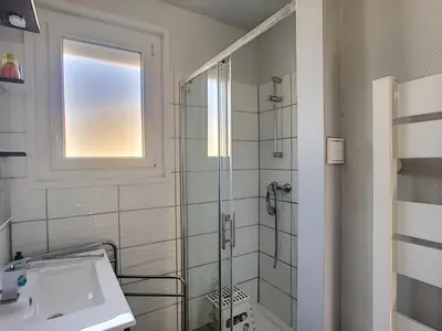 Salle de bains dans l'établissement Maison de plain-pied avec terrasse, centre ville, à 150m de la plage - FR-1-361-334