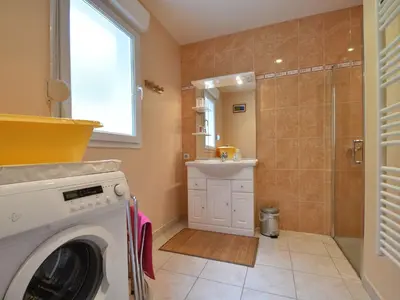 Salle de bains dans l'établissement Family Stay in Normandy