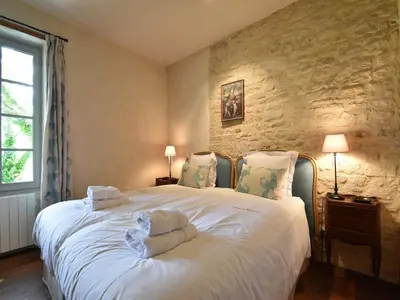 Un ou plusieurs lits dans un hébergement de l'établissement Luxurious Mansion in Castle Grounds in Lantheuil