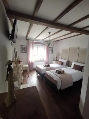 Un ou plusieurs lits dans un hébergement de l'établissement La Bastide Du Bonheur Chambres et Tables D'Hôtes