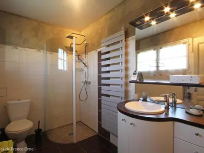 Salle de bains dans l'établissement Longère avec piscine et wifi à Ste Honorine - FR-1-497-4