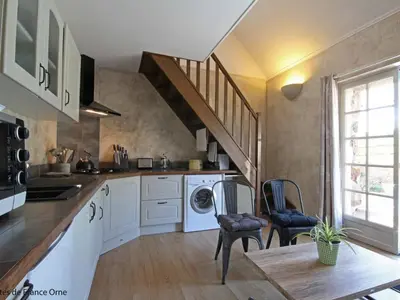 Cuisine ou kitchenette dans l'établissement Longère avec piscine et wifi à Ste Honorine - FR-1-497-4