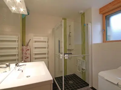 Salle de bains dans l'établissement Charmante maison écologique avec jardin clos - FR-1-497-7