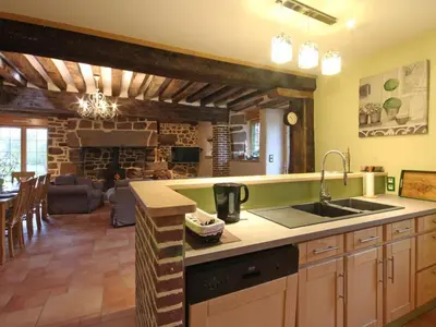Cuisine ou kitchenette dans l'établissement Charmante maison écologique avec jardin clos - FR-1-497-7