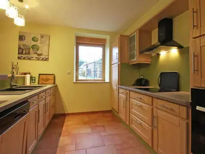 Cuisine ou kitchenette dans l'établissement Charmante maison écologique avec jardin clos - FR-1-497-7