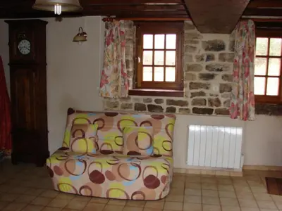 Coin salon dans l'établissement Maison ancienne restaurée avec poêle à bois et animaux admis - FR-1-497-15