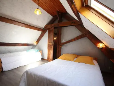 Un ou plusieurs lits dans un hébergement de l'établissement Maison ancienne restaurée avec poêle à bois et animaux admis - FR-1-497-15