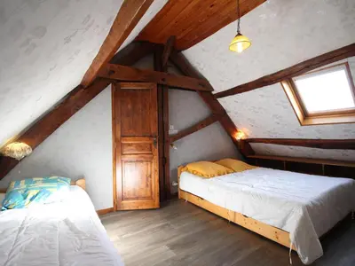Un ou plusieurs lits dans un hébergement de l'établissement Maison ancienne restaurée avec poêle à bois et animaux admis - FR-1-497-15