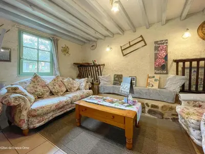 Coin salon dans l'établissement La Bergerie: Maison ancienne avec jardin anglais, 2 chambres - FR-1-497-35