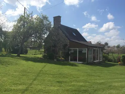 Jardin de l'établissement Maison chaleureuse avec WIFI et animaux acceptés près du Mont de Cerisy - FR-1-497-40
