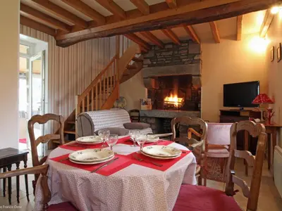 Télévision ou salle de divertissement dans l'établissement Maison chaleureuse avec WIFI et animaux acceptés près du Mont de Cerisy - FR-1-497-40