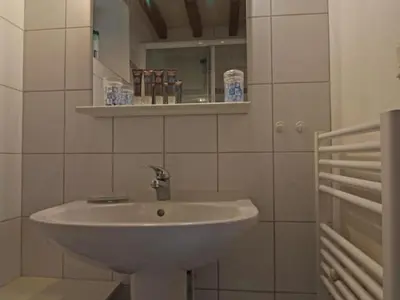 Salle de bains dans l'établissement Maison chaleureuse avec WIFI et animaux acceptés près du Mont de Cerisy - FR-1-497-40