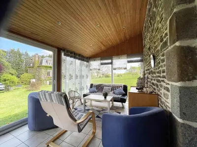 Coin salon dans l'établissement Maison chaleureuse avec WIFI et animaux acceptés près du Mont de Cerisy - FR-1-497-40