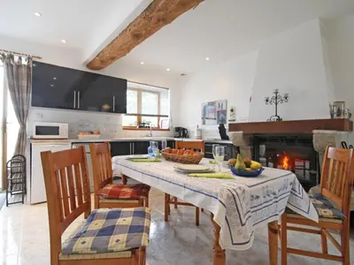 Cuisine ou kitchenette dans l'établissement Grange restaurée avec jardin, animaux acceptés, WiFi inclus - FR-1-497-63