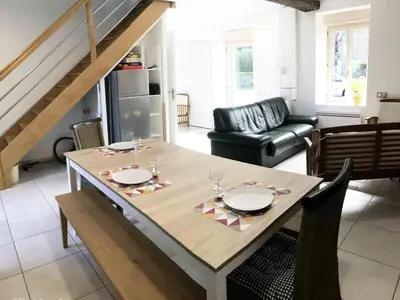 Coin salon dans l'établissement Maison de campagne tranquille avec poêle et animaux admis, proche nature - FR-1-497-74