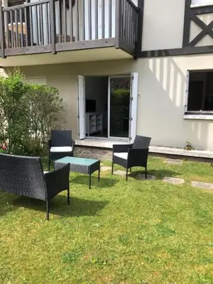 Jardin de l'établissement Joli 2P en Rez-de-jardin orienté SUD à 2 pas de la plage