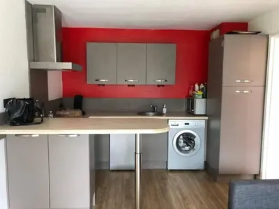 Cuisine ou kitchenette dans l'établissement Joli 2P en Rez-de-jardin orienté SUD à 2 pas de la plage