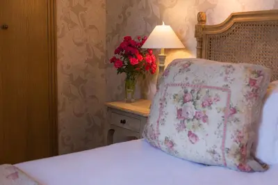 Un ou plusieurs lits dans un hébergement de l'établissement Manoir de la Roche Torin, The Originals Relais