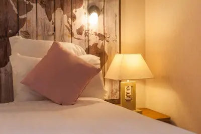 Un ou plusieurs lits dans un hébergement de l'établissement Manoir de la Roche Torin, The Originals Relais
