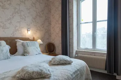 Un ou plusieurs lits dans un hébergement de l'établissement Manoir de la Roche Torin, The Originals Relais