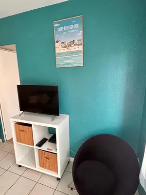 Télévision ou salle de divertissement dans l'établissement Très proche Granville Résidence Midship