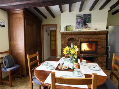 Coin salon dans l'établissement Maison de campagne spacieuse avec grand jardin, animaux acceptés - FR-1-497-99