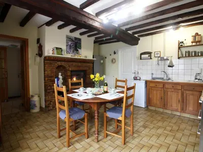 Cuisine ou kitchenette dans l'établissement Maison de campagne spacieuse avec grand jardin, animaux acceptés - FR-1-497-99